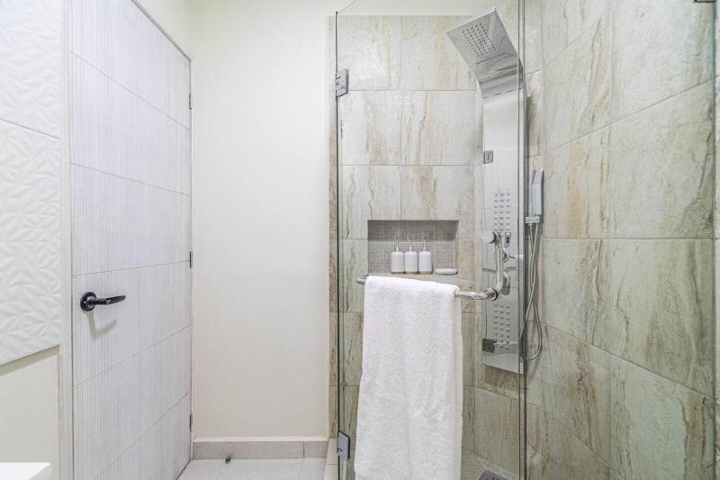 2 BD Suite with Balcony Gym Rooftop Pool Hot Tub - image 4