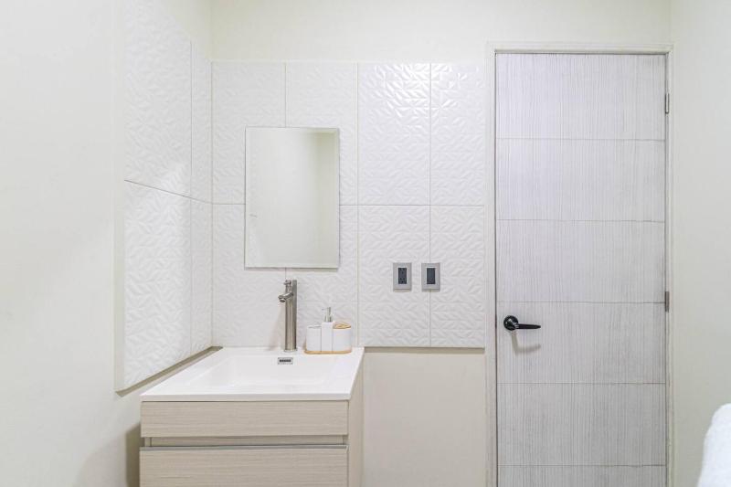 2 BD Suite with Balcony Gym Rooftop Pool Hot Tub - image 43