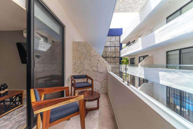 2 BD Suite with Private Balcony Rooftop Pool Gym - image 14