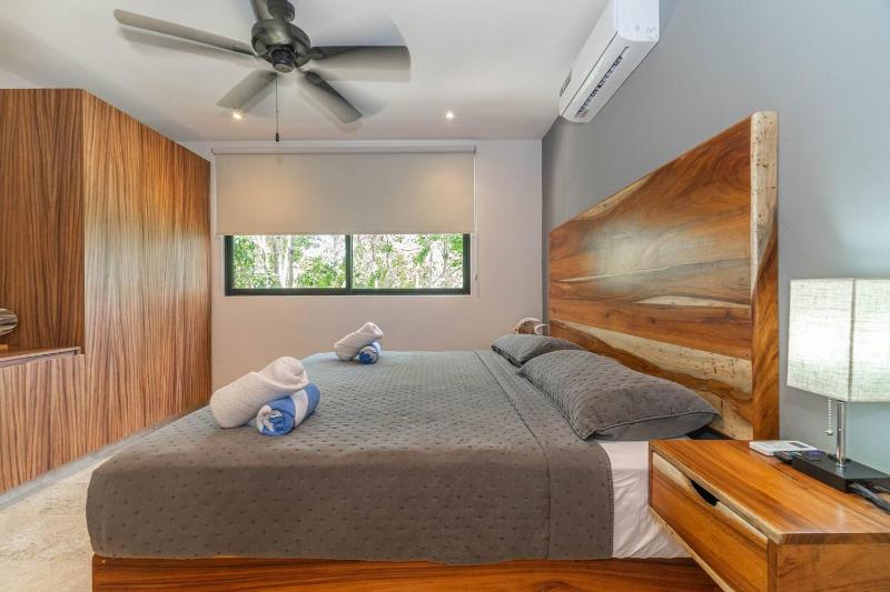 2 BD Suite with Private Balcony Rooftop Pool Gym - image 24