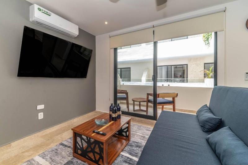 2 BD Suite with Private Balcony Rooftop Pool Gym - image 5