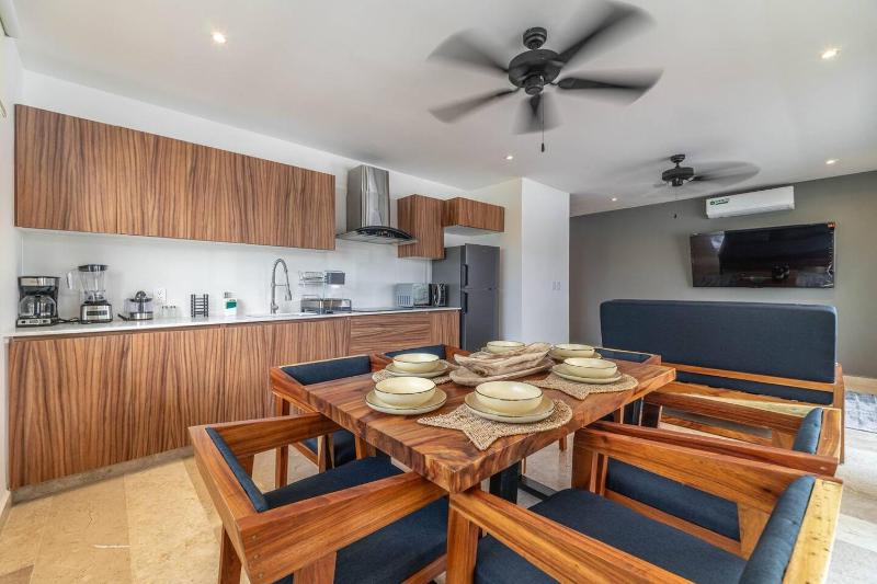 2 BD Suite with Private Balcony Rooftop Pool Gym - image 18