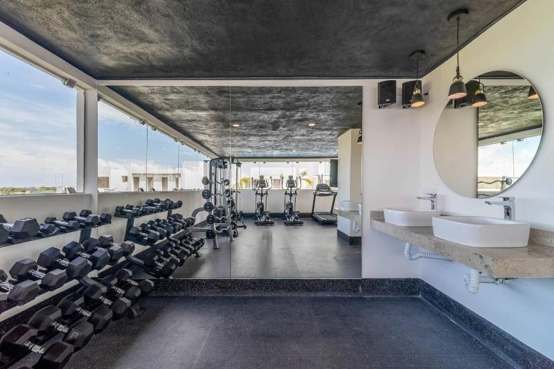 2 BD Suite with Private Balcony Rooftop Pool Gym - image 22