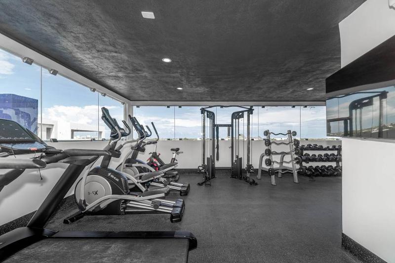 2 BD Suite with Private Balcony Rooftop Pool Gym - image 8