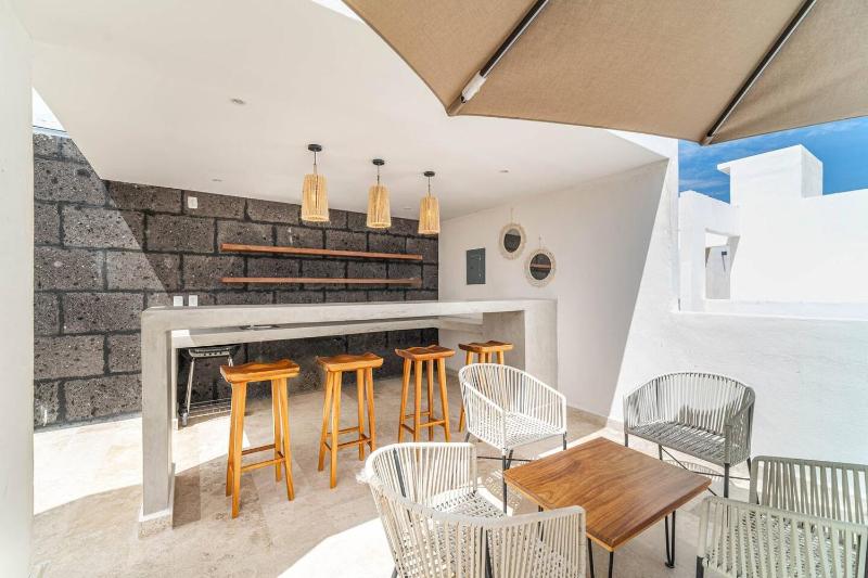 2 BD Suite with Private Balcony Rooftop Pool Gym - image 26