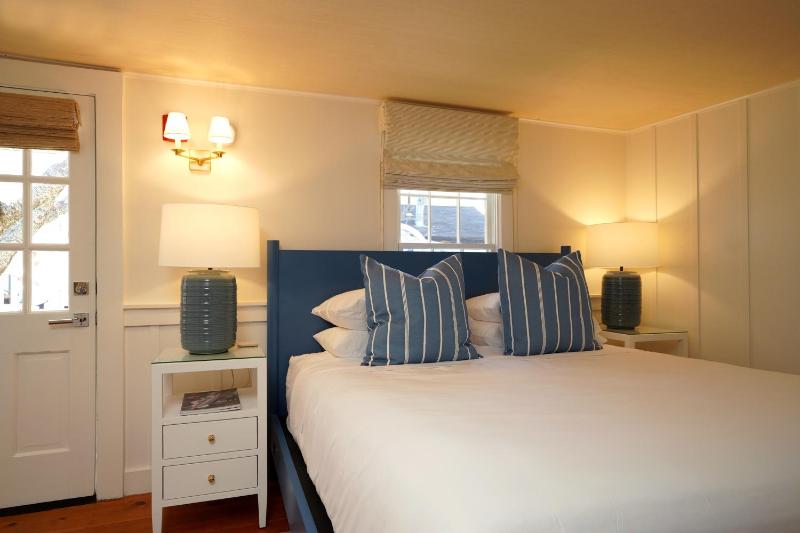 Deluxe King Suite image 3