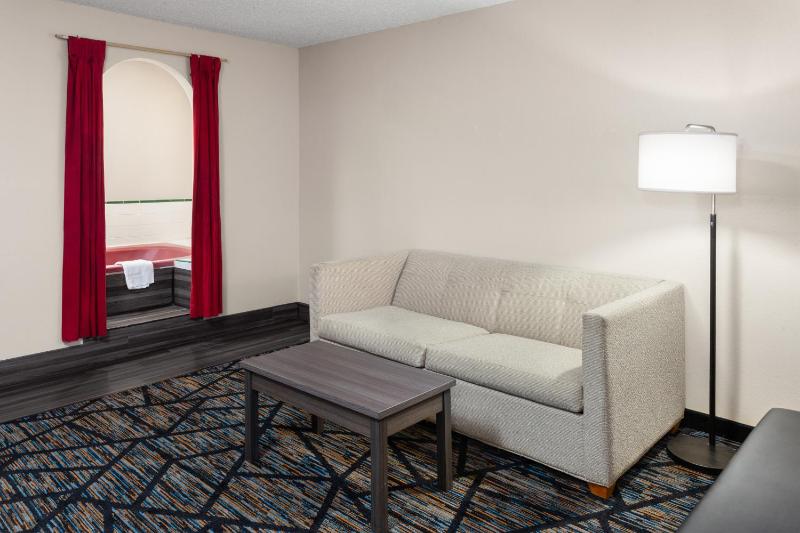 King Suite with Jetted Tub, Non-Smoking image 4