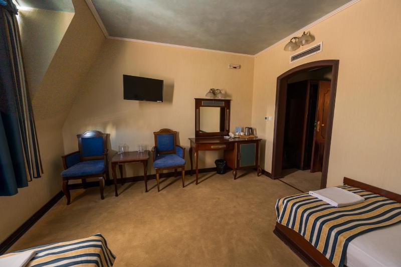 Twin Room image 3