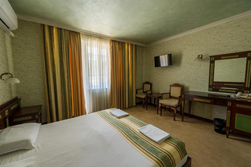 Deluxe Double Room with Balcony image 4