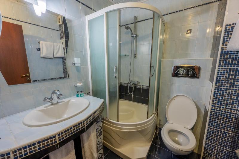 Twin Room image 4