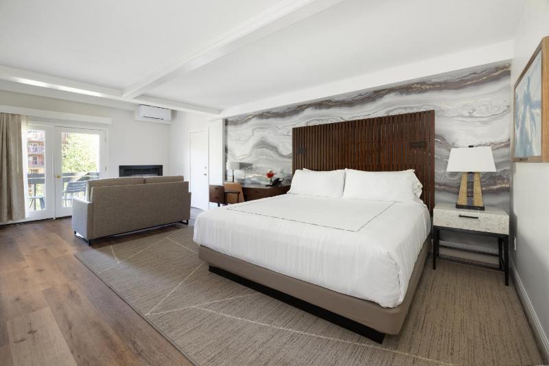 King Suite with Balcony Gore Creek View image 1