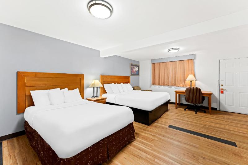 Queen Room with Two Queen Beds image 4