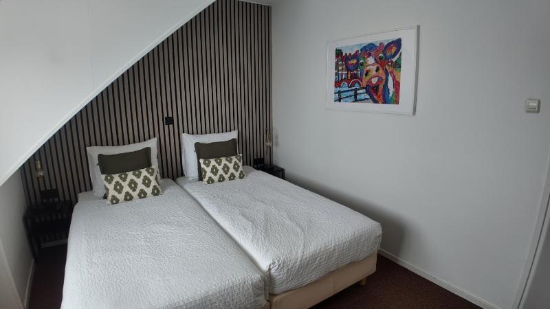 Small Twin Room image 2