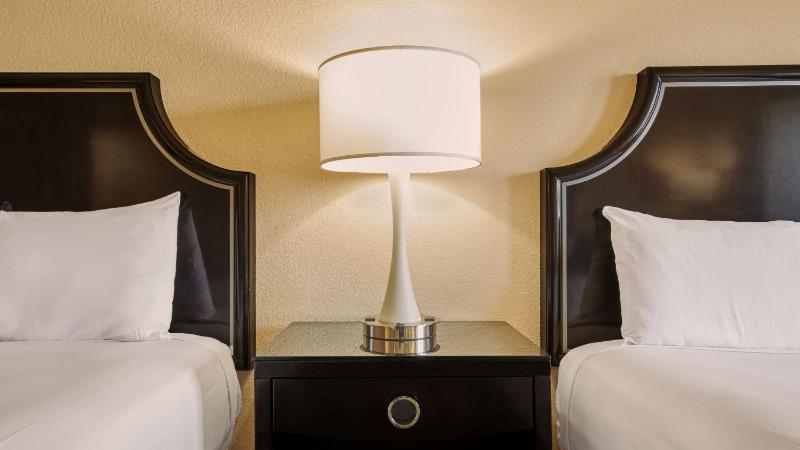 WEST CLASSIC ROOM 2 QUEEN NON-SMOKING image 4