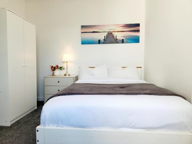 Modern, Pristine & Well-appointed 1 Bed Flat in City Centre - Free Parking Images