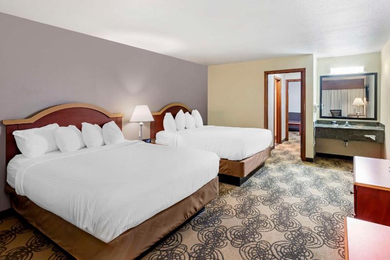 One-Bedroom Queen Suite with Two Queen Beds and Sofa Bed - Kitchen/Non-Smoking image 4
