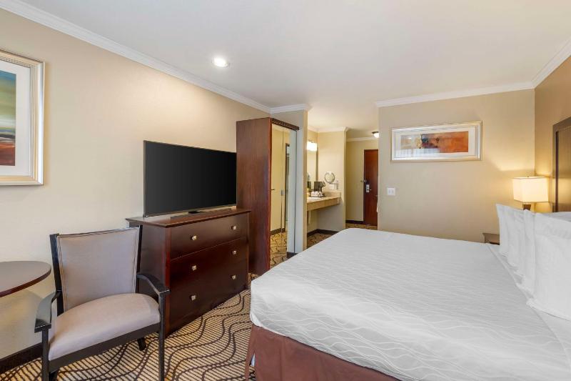 King Room with Sofa Bed - Non-Smoking image 3