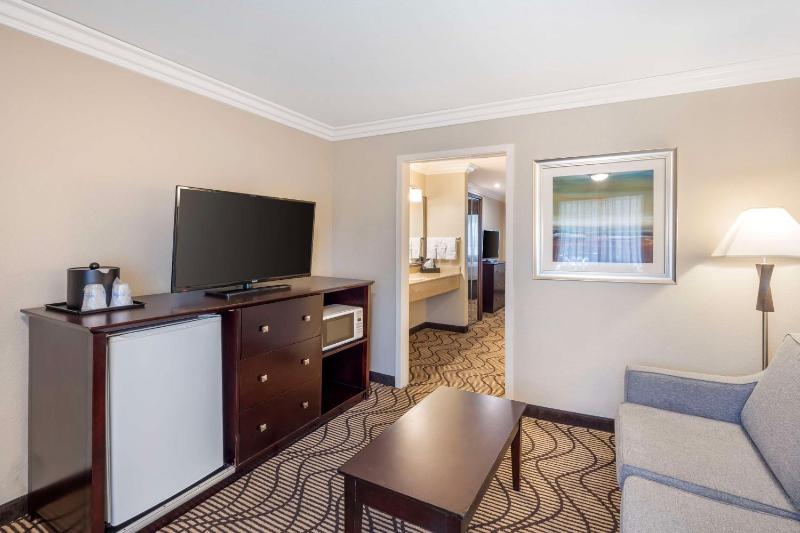 Suite with Two Double Beds image 4