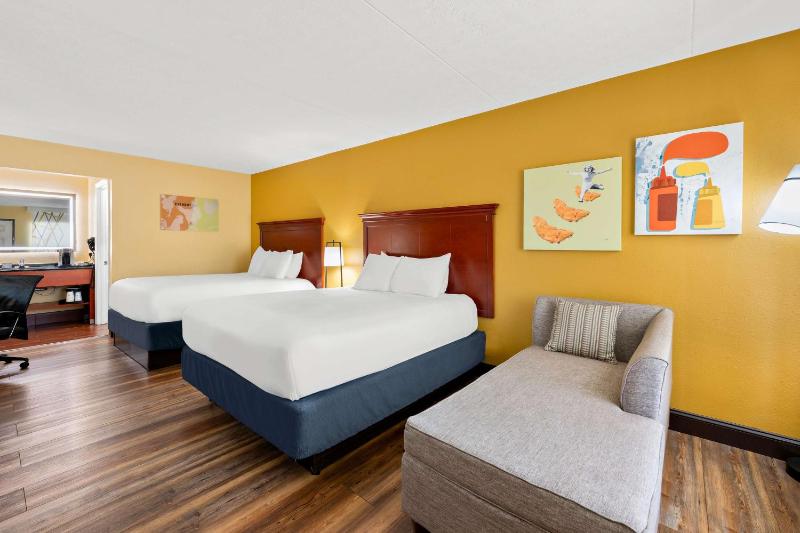 Queen Room with Two Queen Beds - Downstairs/Non-Smoking image 1
