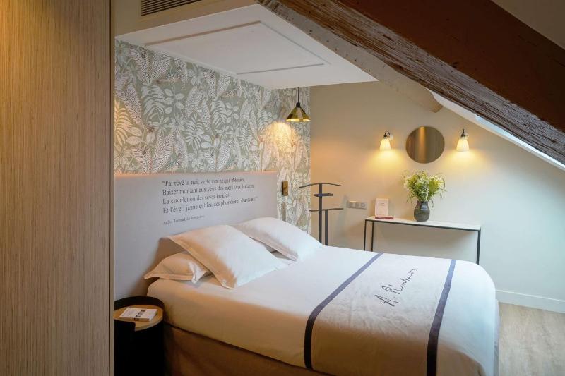 Junior King Suite with Sofa Bed - Non-Smoking image 1