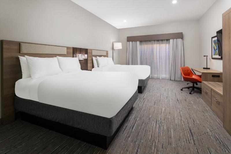 Queen Room with Two Queen Beds and Harbour View image 1
