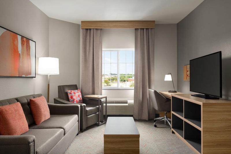 One-Bedroom Suite with Sofa Bed image 3