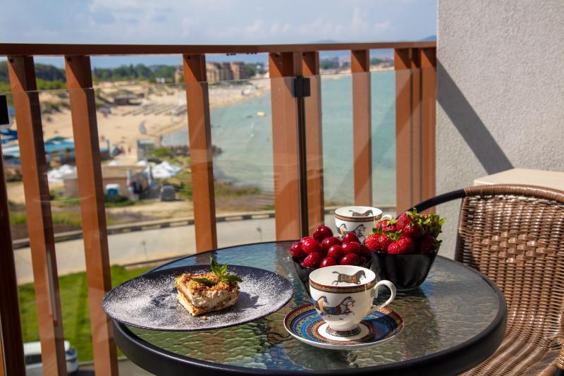 One-Bedroom Suite with Side Sea View image 1