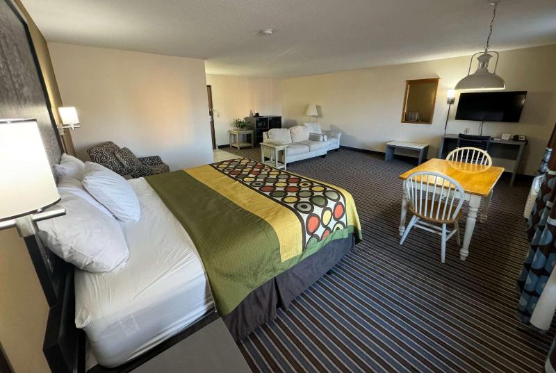 Queen Suite - Non-Smoking image 4
