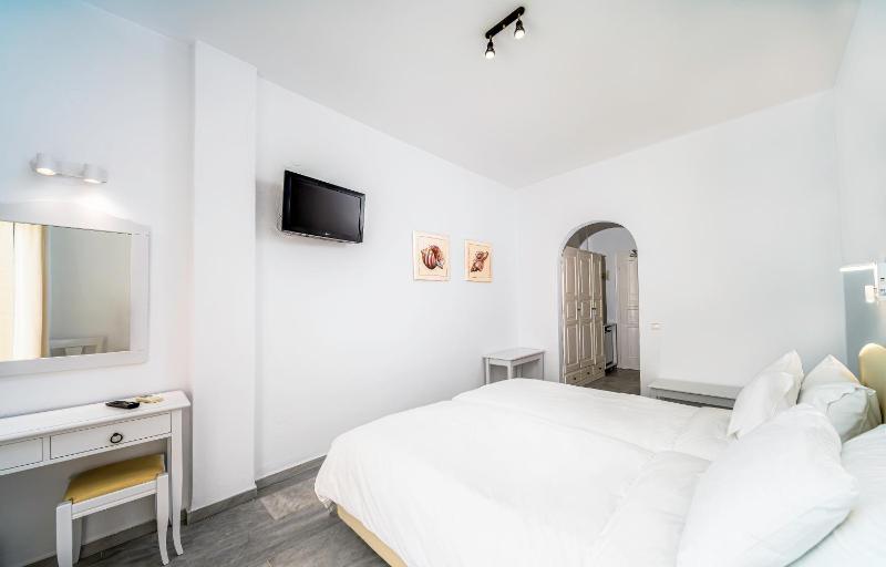 Double or Twin Room with Garden View image 4