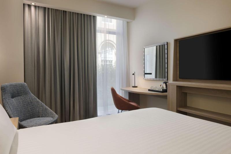 Queen Room image 4