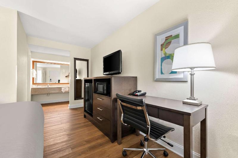 King Room - Upper Floor/Non-Smoking image 2