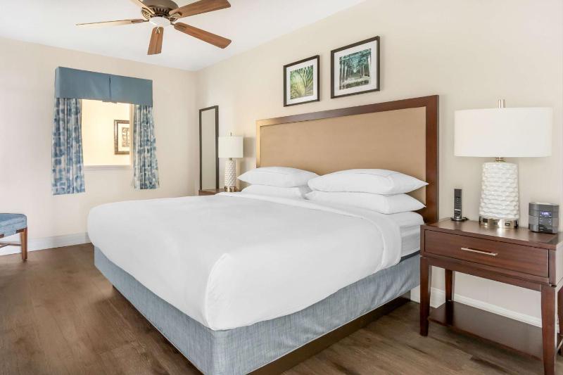 One-Bedroom King Suite with Sofa Bed - Ocean Front image 4