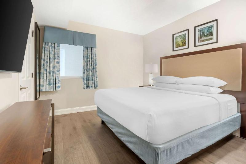 One-Bedroom King Suite with Partial Ocean View image 4
