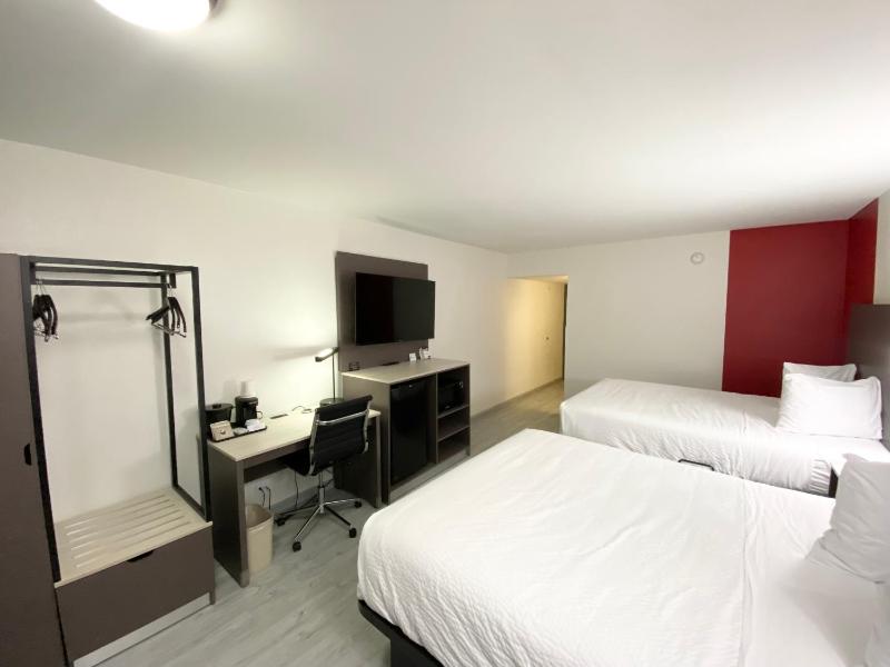 Queen Room with Exterior Entrance - Non-Smoking image 2