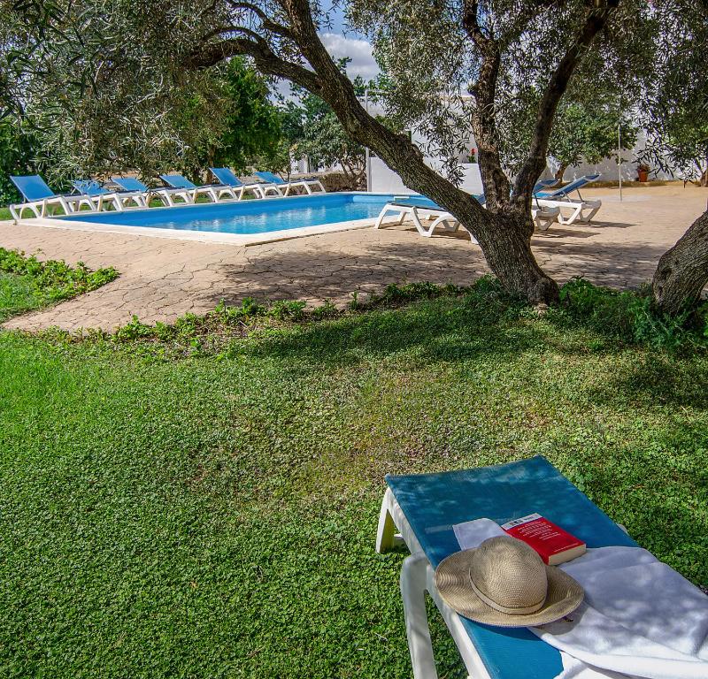 Eight-Bedroom House image 3