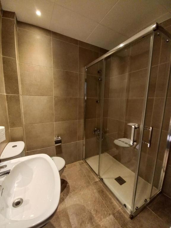 Standard King Room image 3