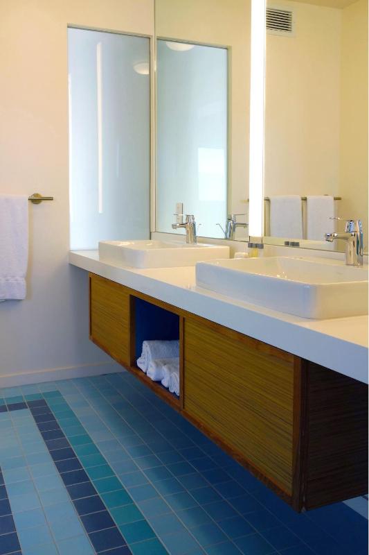 Beverly Laurel Motor Hotel - image 3