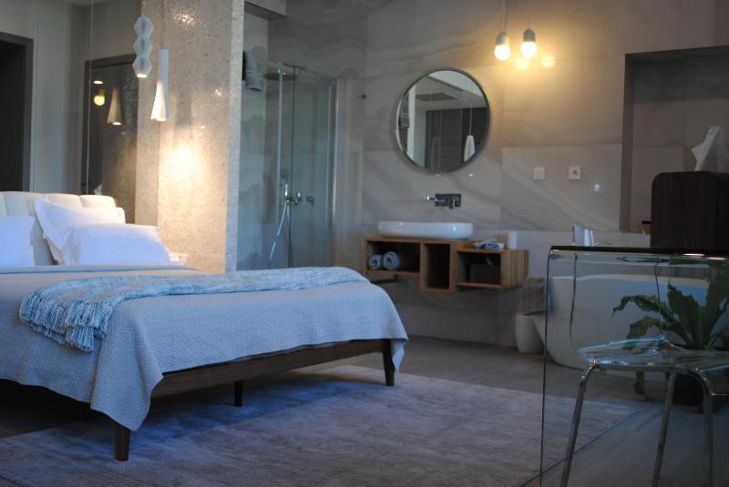 Superior Suite with City View image 4