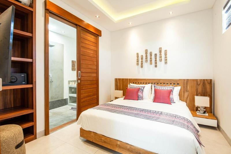 Luxurious 6 Br in Canggu 400m to Finns Beach - image 34