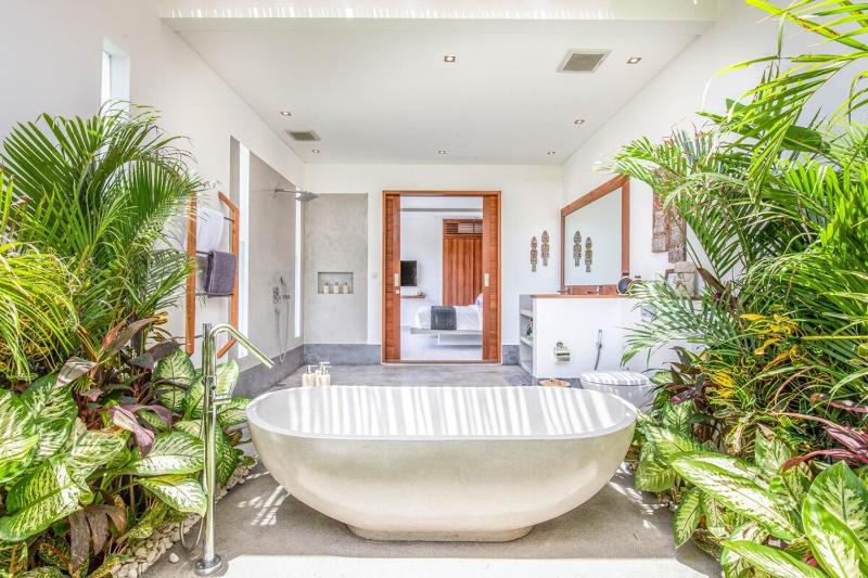 Luxurious 6 Br in Canggu 400m to Finns Beach - image 5