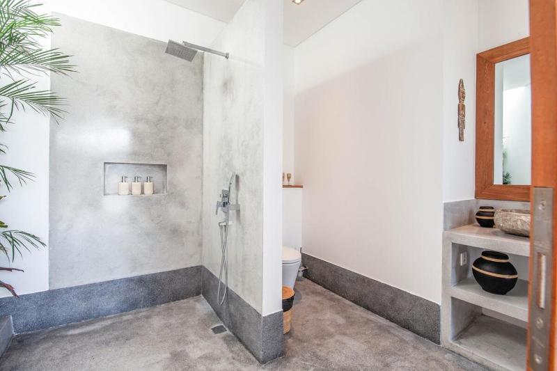 Luxurious 6 Br in Canggu 400m to Finns Beach - image 12