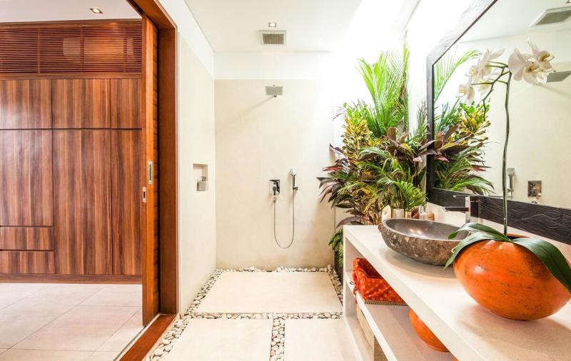 Stunning 6 Bedroom Villa Only 400m to the Beach - image 8