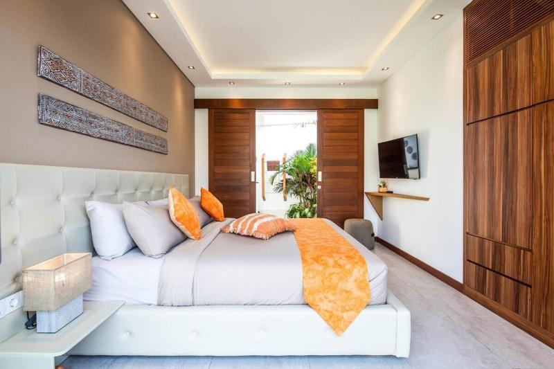 Stunning 6 Bedroom Villa Only 400m to the Beach - image 24