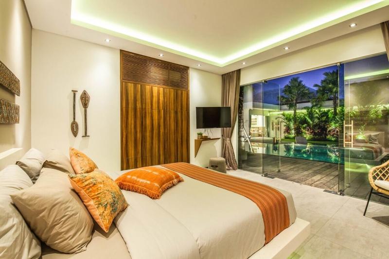 Stunning 6 Bedroom Villa Only 400m to the Beach - image 22