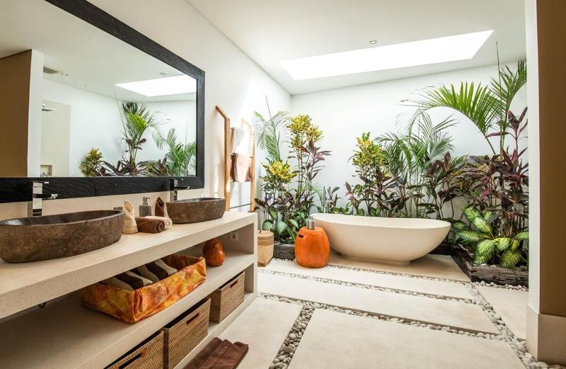 Stunning 6 Bedroom Villa Only 400m to the Beach - image 32