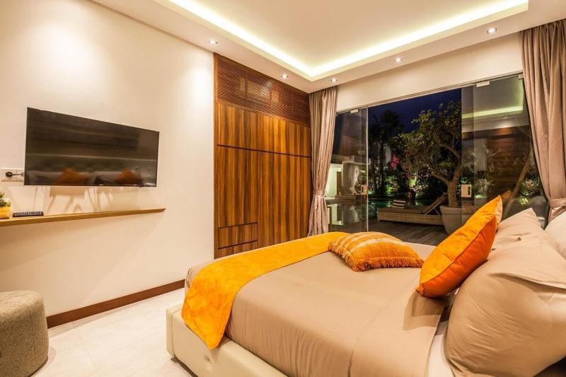 Stunning 6 Bedroom Villa Only 400m to the Beach - image 12