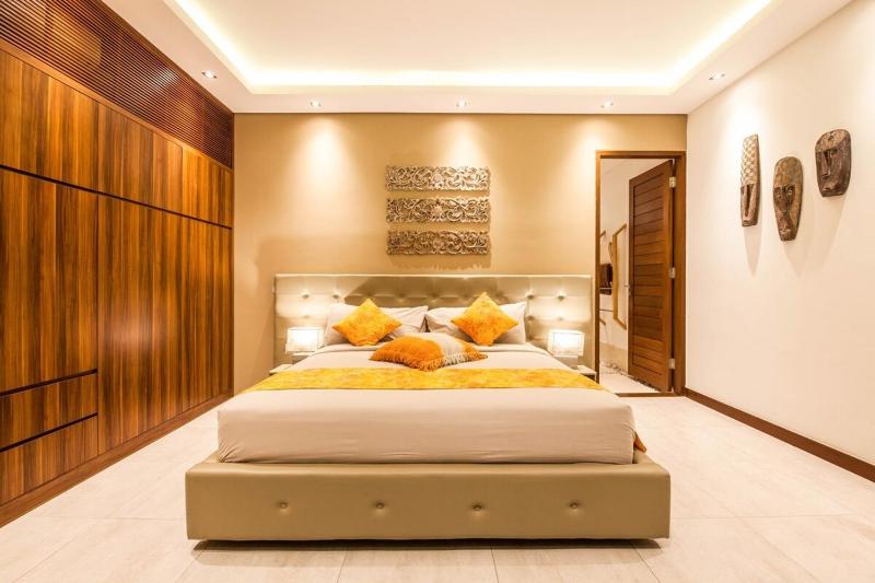 Stunning 6 Bedroom Villa Only 400m to the Beach - image 25