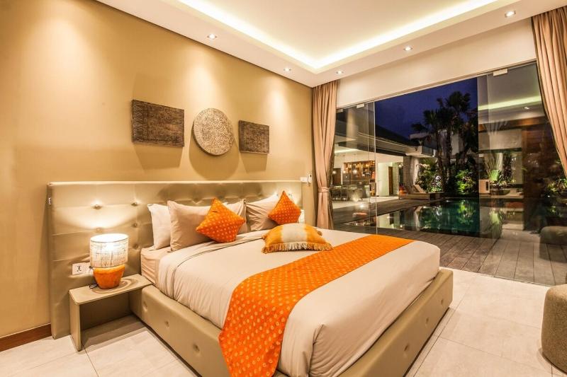 Stunning 6 Bedroom Villa Only 400m to the Beach - image 20