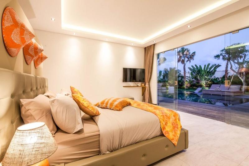 Stunning 6 Bedroom Villa Only 400m to the Beach - image 17