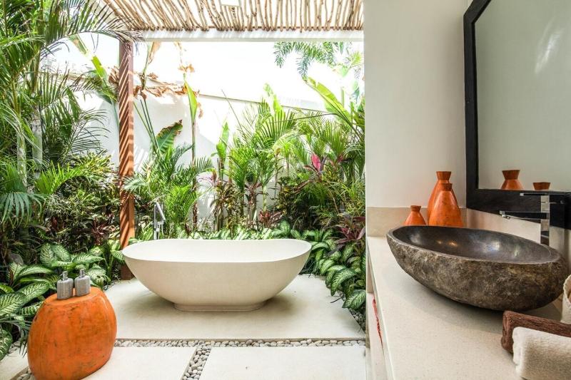 Stunning 6 Bedroom Villa Only 400m to the Beach - image 16